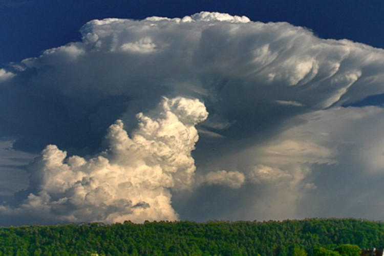 Apa Itu Awan Cumulonimbus? BMKG Peringatkan Potensi Cuaca Ekstrem 15–21 April 2026 di Indonesia